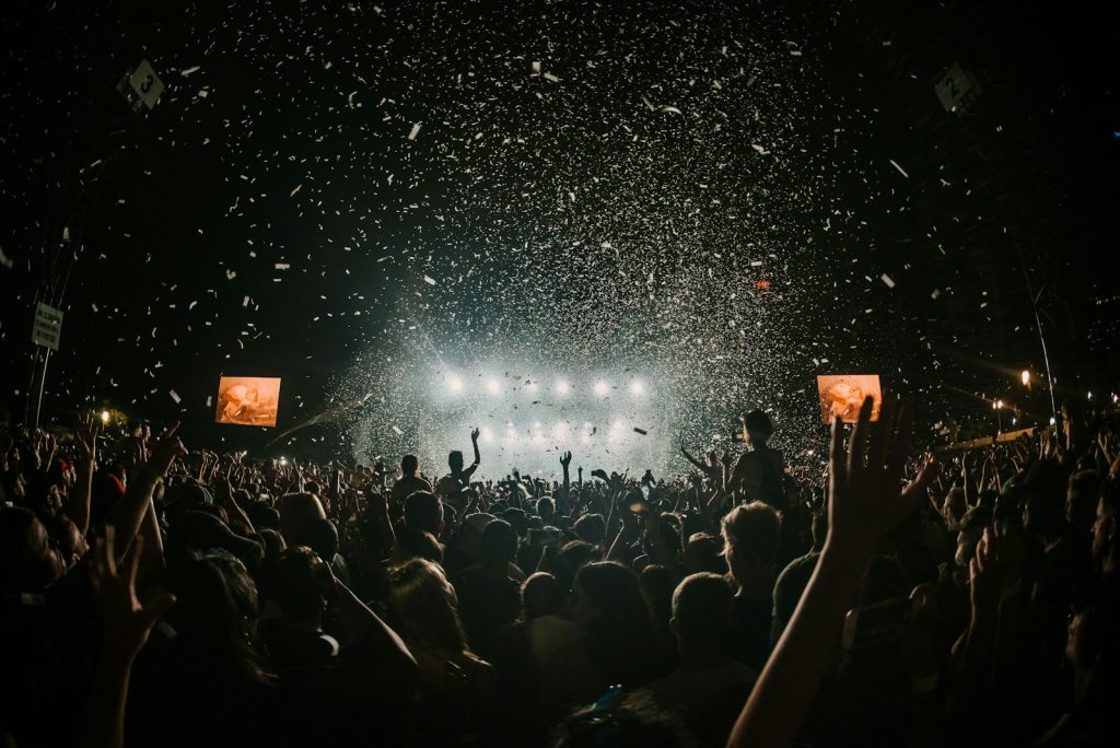 des gens rassemblés sur un terrain de concert