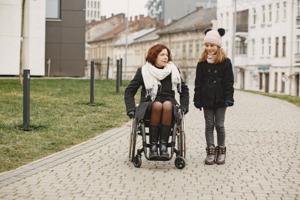 Aide à la mobilité : choisir parmi une canne, un fauteuil électrique ou un scooter
