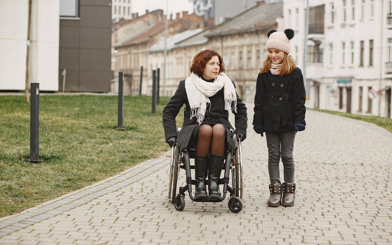 Aide à la mobilité : choisir parmi une canne, un fauteuil électrique ou un scooter