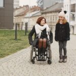 Aide à la mobilité : choisir parmi une canne, un fauteuil électrique ou un scooter