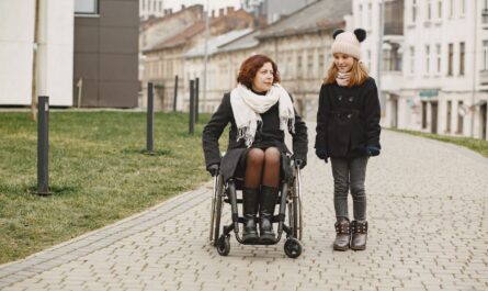 Aide à la mobilité : choisir parmi une canne, un fauteuil électrique ou un scooter