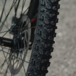 Gros plan du pneu crantele d'un vélo de montagne, prise de côté en extérieur