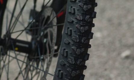 Gros plan du pneu crantele d'un vélo de montagne, prise de côté en extérieur