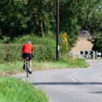 Cycliste sur route, en mouvement, en pleine nature