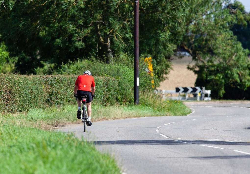 Cycliste sur route, en mouvement, en pleine nature